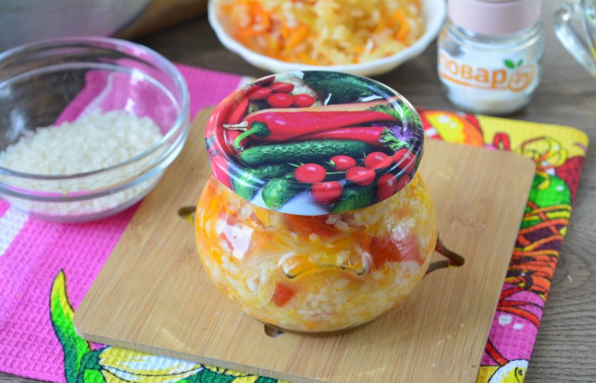 1. Этап. Салат из капусты и риса на зиму: Готовый салат храните в темном и прохладном месте. Выход заготовки — 2 банки по 0,5 литра.