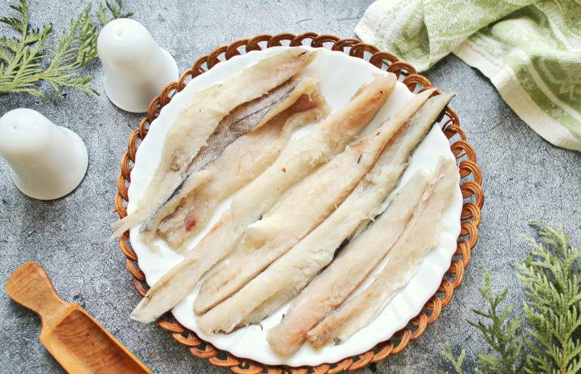 1. Этап. Розочки из красной и белой рыбы со шпинатом: Филе минтая порежьте на полоски.