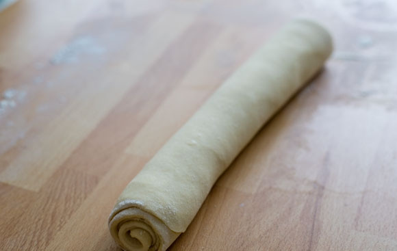 1. Этап. Пастель-де-Ната: 7. Затем свернуть плотным и ровным рулетом.