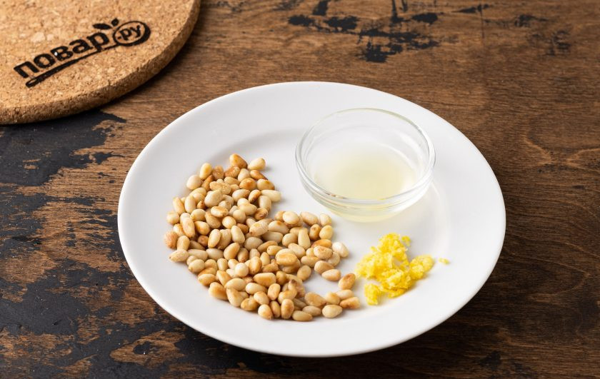 1. Этап. Шампиньоны с кедровыми орешками: С лимона снимите цедру, кедровые орехи подсушите в сковороде до золотистого цвета. Соедините лимонный сок, цедру и орехи.