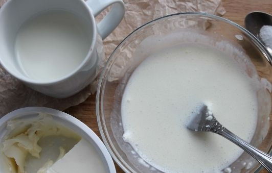 1. Этап. Куриный салат с черносливом и грибами: 7. Для приготовления заправки взбейте сыр со сливками, добавьте немного соли, сока лимона и по желанию перца.