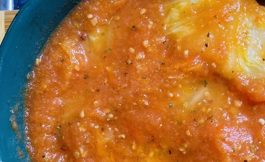 1. Этап. Голубцы с пекинской капустой: Залить томатным соусом