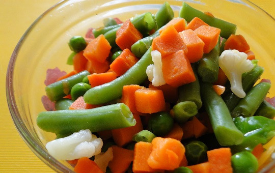 1. Этап. Омлет для кормящей мамы: 4. Основное внимание следует уделить овощам. Для начала в питание кормящей мамы лучше вводить зеленые овощи, затем морковь и красные овощи. Использовать можно также замороженные овощные смесь (особенно если они домашние) или свежие овощи по вкусу. Омлет для кормящей мамы в домашних условиях может быть с чем угодно - луковица, морковь, брокколи и цветная капуста, помидор и сладкий перец, и т.д.