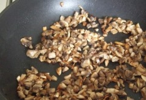 1. Этап. Cалат Башкирская красавица: Оюжарьте грибы на растительном масле до готовности.
