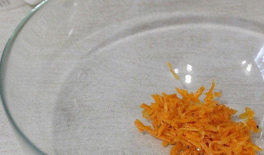 1. Этап. Рулетики с сыром и морковью: Выложить её в салатницу.