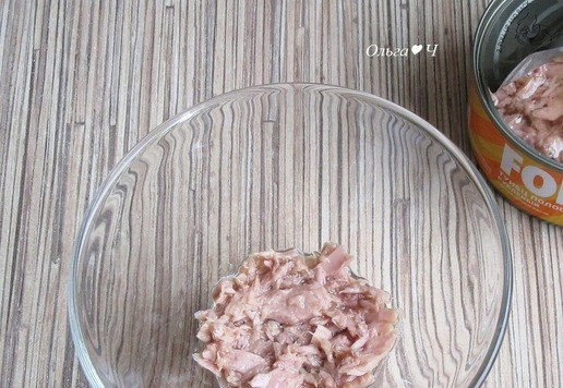 1. Этап. Салат Первый снег с тунцом: Филе тунца разложите по 4 индивидуальным салатникам или выложите в один большой, слегка отжимая от лишнего масла.