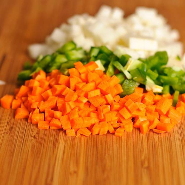 1. Этап. Суп с фрикадельками из говяжего фарша: Промыть, почистить овощи (морковь, перец, картофель, помидор и чеснок). Затем, нарезать небольшими кубиками. Отложить в сторону.