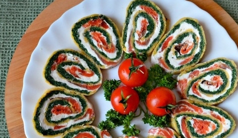 1. Этап. Сырный рулет с лососем: Нарезаем его порционными кусочками сразу же, как только остынет, а затем подаем к столу.