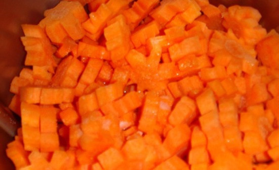 1. Этап. Морковь, тушеная с луком: Наливаем в кастрюлю с толстыми стенками растительное масло, выкладываем морковь, добавляем мед и соль. Накрываем кастрюлю крышкой и тушим морковь в течение 10 минут на медленном огне.