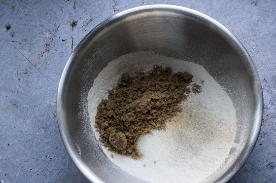 1. Этап. Имбирные пряники Праздник в доме: 2. Добавьте к сухим ингредиентам сахарный песок.