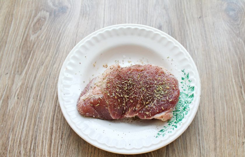 1. Этап. Мясо запеченное с фруктами: Свинину сполосните, обсушите, посолите и обсыпьте тимьяном и розмарином с двух сторон. Накройте и уберите в холодильник на 3 часа.
