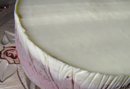 1. Этап. Торт Малиновая роскошь: Аккуратно достаньте торт из формы.