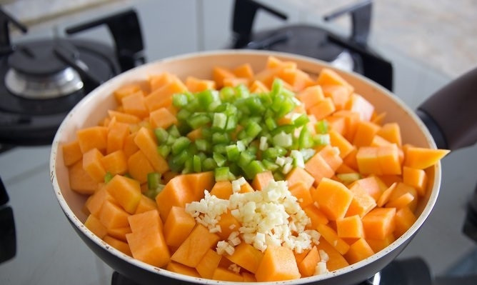 1. Этап. Тушеная в сковороде тыква: 2. Выложите нарезанную кубиками мякоть тыквы, измельченный чеснок и чили. Аккуратно перемешайте и обжарьте на среднем огне, минутки 3.