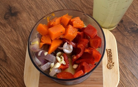 1. Этап. Супчик для души: Поместите готовые овощи в блендер, добавьте по желанию измельченный чеснок и пробейте до состояния пюре. Добавляйте горячий овощной бульон постепенно, доводя суп до желаемой густоты.