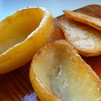 1. Этап. Сундучки из картофеля: В сковороде растопим сливочное масло, положим туда наш картофель и обжарим до появления корочки.