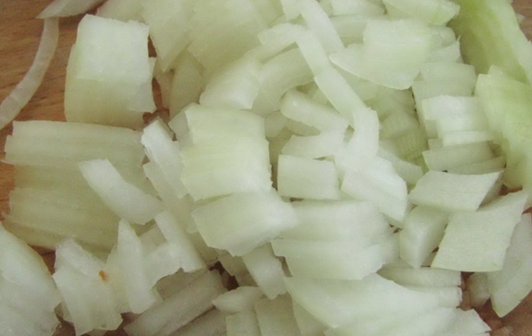 1. Этап. Мясо с фасолью консервированной: Лук мелко режем.