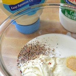 1. Этап. Овощной салат с макаронами: Сперва сделаем заправку для салата, смешав майонез, кефир и специи. Перемешиваем до однородной консистенции.