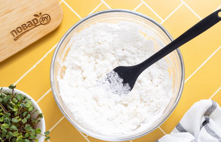 1. Этап. Рисовые токпокки: Начните замешивать однородное тесто в начале лопаткой, затем руками. Должно получиться гладкое, не липнущее к руками тесто. Допустимо еще подсыпать еще немного муки.