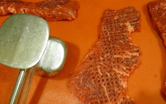 1. Этап. Говядина с овощами и грибами: Мясо промываем под проточной водой комнатной температуры, а затем перекладываем его на разделочную доску и при помощи ножа удаляем жилы и косточки по необходимости. После - этим же острым предметом, нарезаем мясной ингредиент поперек волокон на средние кусочки толщиной не более 1 сантиметра. Теперь мясо нужно хорошо отбить. Чтобы сок с мясных кусочков не разбрызгивался по кухне, завернем их несколькими слоями в пищевую пленку и при помощи специального молоточка отобьем мясо до тонкого слоя.