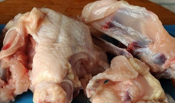 1. Этап. Фасолевый суп из красной фасоли: 1. Вымойте курочку (можно использовать спинки и хребты для бульона) и отправьте в кастрюлю. Залейте водой, поставьте на огонь и варите минут 35 после закипания.