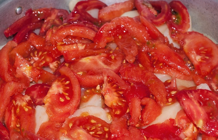 1. Этап. Картошка, тушенная с баклажанами: Очищаем томаты от кожицы, ошпарив их кипятком. Выкладываем сверху. Добавляем специи по вкусу и растопленное масло. Готовим еще 15-20 минут.