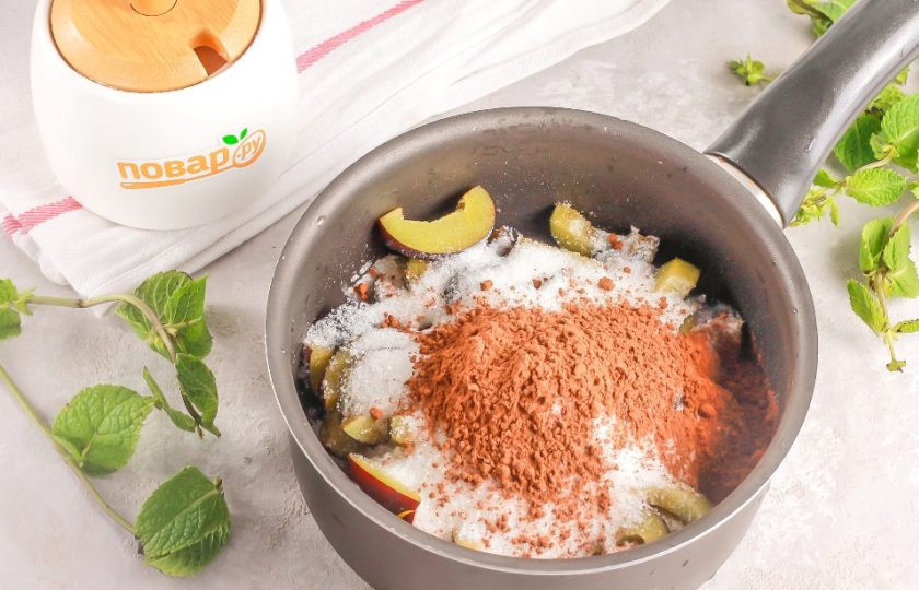 1. Этап. Варенье Слива в шоке: Всыпьте какао-порошок и поместите емкость на плиту, включив минимальный нагрев. Проварите варенье примерно 10 минут и выключите нагрев, чтобы кусочки сливы остыли в сиропе.