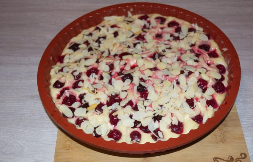 1. Этап. Вишневый пирог из замороженной вишни: Пирог сверху посыпьте миндальными лепестками. Разогрейте духовку 180 градусов. Выпекайте пирог до готовности около 40 минут.