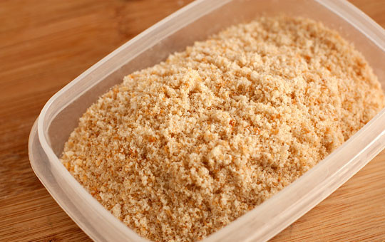 1. Этап. Филе куриное в панировке: 3. Готовим панировочные сухари. Можете делать их из хлеба, но для экономии времени лучше взять готовые.