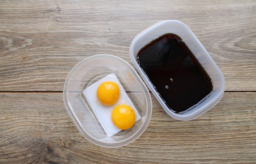 1. Этап. Маринованные желтки: Отделите белки от желтков, выложите желтки в миску, белки нам не понадобятся. В другой миске смешайте соевый соус и рисовый уксус.