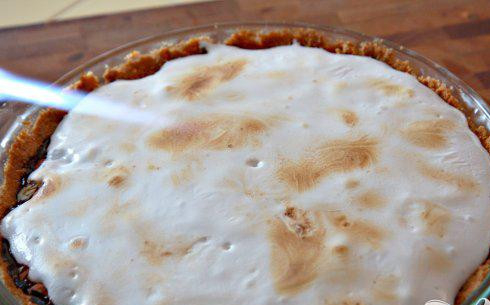 1. Этап. Пирог с шоколадной начинкой и зефирным наполнением: 8. Выложить пирог на противень. Накрыть края фольгой и запекать 3-4 минуты, пока зефирное наполнение не станет золотистого цвета. Охладить пирог на стойке 10 минут. Большим ножом, смоченным в горячей воде, разрезать пирог на ломтики.