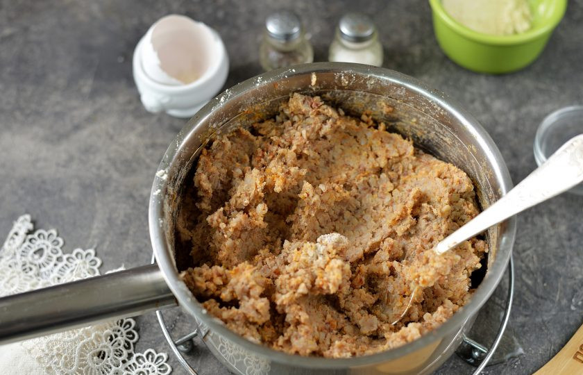 1. Этап. Диетические гречневые оладьи: Столовой ложкой тщательно перемешайте гречневое тесто.