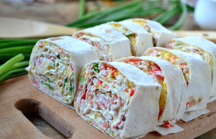 1. Этап. Закуска из лаваша с крабовыми палочками: Готовый рулет порежьте, выложите на блюдо, украсьте зеленью. Кушайте с удовольствием!