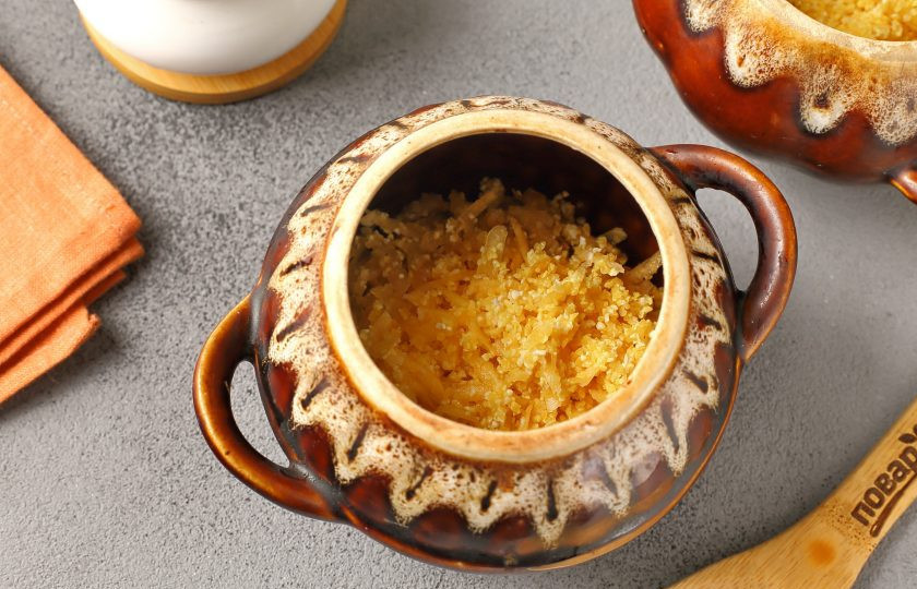 1. Этап. Кукурузная каша с тыквой в духовке: Разложите тыкву с крупой по горшочкам.