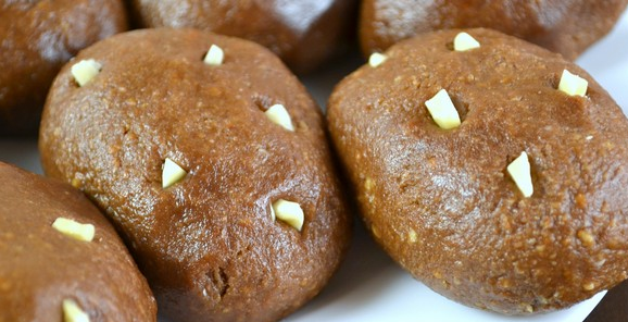 1. Этап. Пирожное Картошка из сухарей и сгущенки: 4. Украшаем измельченными орешками или посыпаем какао-порошком. Приятного аппетита!