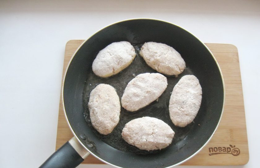 1. Этап. Рыбные котлеты с майонезом: На горячую сковороду с рафинированным подсолнечным маслом выложите котлеты.
