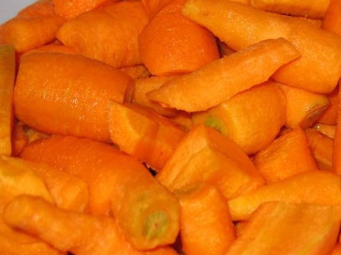 1. Этап. Ассорти из овощей: Морковь почистите, крупную порежьте на 2-4 части, мелкую оставьте, как есть. Варите, как и фасоль, почти до готовности. Она должна немножко хрустеть.