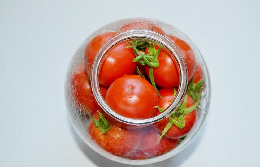 1. Этап. Помидоры под снегом: Выложите их в чистую, предварительно стерилизованную баночку.