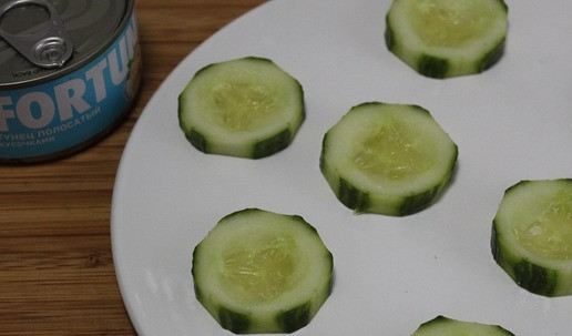 1. Этап. Фуршетная закуска с тунцом: Промокнуть огурцы салфетками.