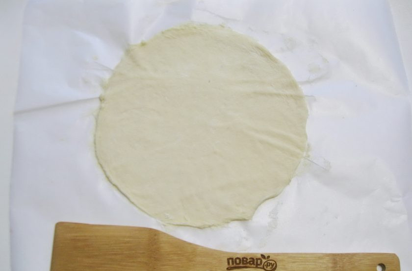 1. Этап. Итальянский хлеб с сыром: Раскатайте один шарик в круг диаметром 22 см.