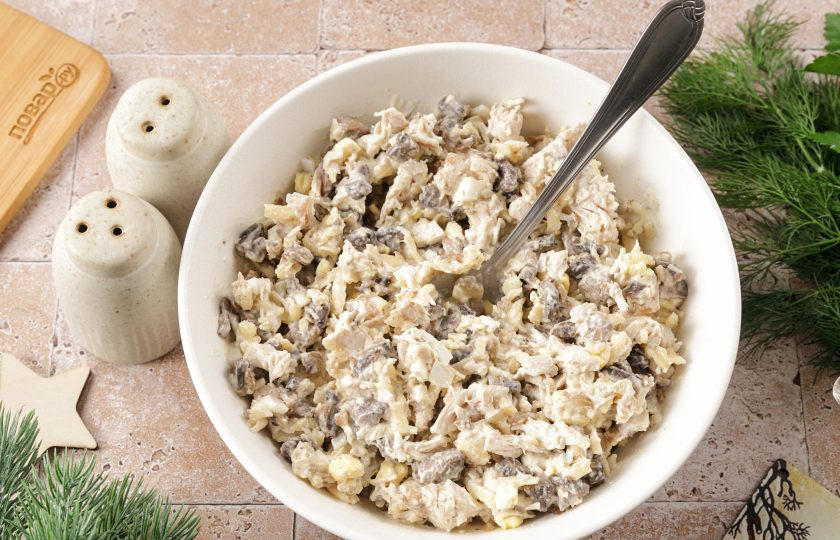 1. Этап. Новогодний салат Варежка на год Змеи: Салат посолите, заправьте майонезом и хорошо перемешайте.