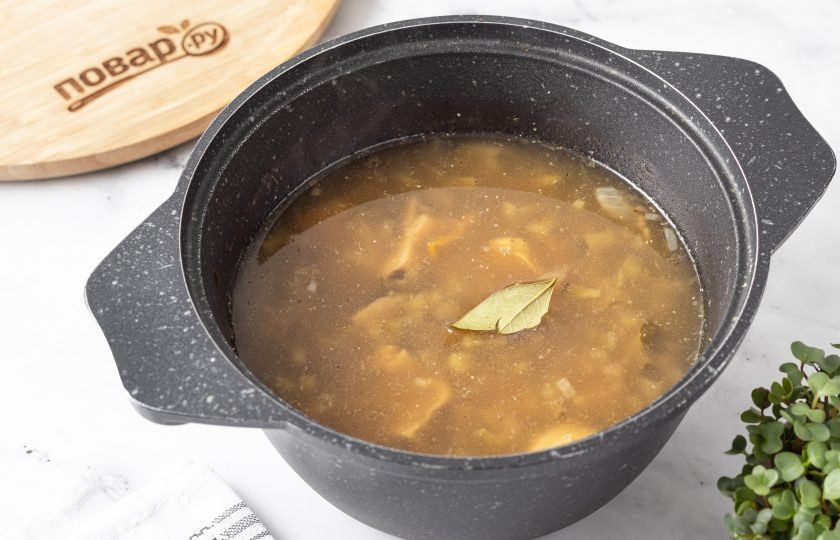 1. Этап. Постный суп Калья: Получившуюся заправку и лавровый лист добавьте в кастрюлю. Снова доведите до кипения и варите 10 минут.
