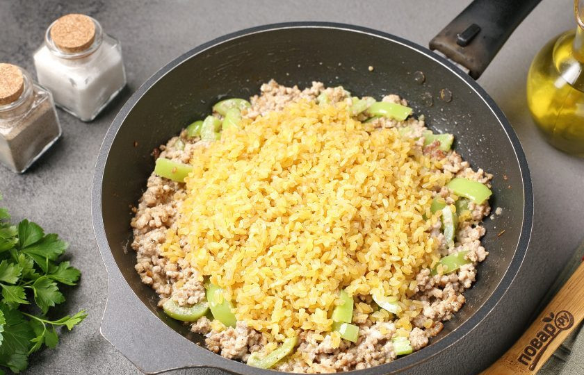 1. Этап. Булгур с фаршем, сладким перцем и сметаной: Следом добавьте промытый булгур.