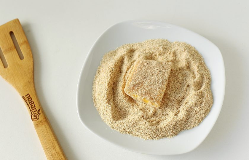 1. Этап. Шницели из тыквы: Затем обваляйте в сухарях. Потом опять в яичной смеси, и снова в сухарях. Должна получиться двойная панировка.