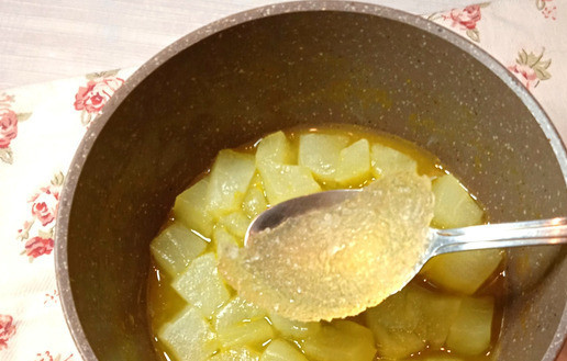 1. Этап. Дынная панна котта: Далее снять с плиты и добавить оставшийся желатин, полностью растворить.