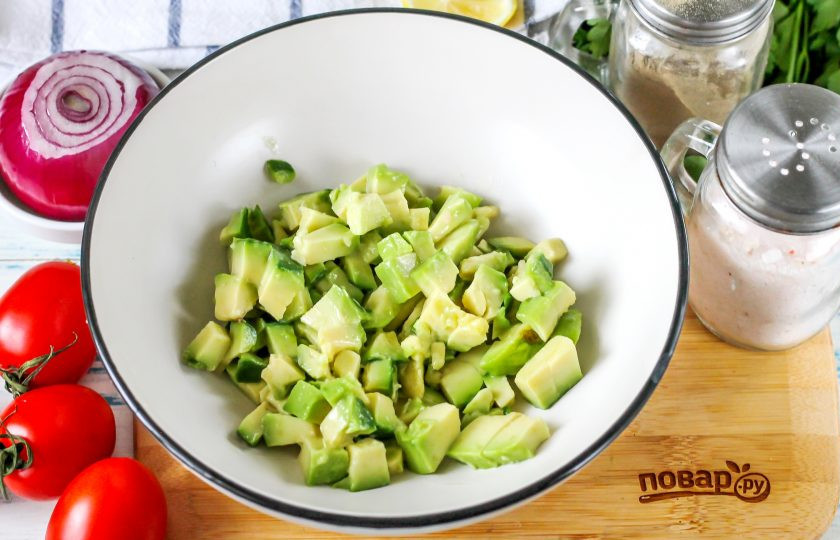 1. Этап. Гуакамоле с помидорами: Авокадо разрежьте пополам и удалите кожуру, косточку. Мякоть нарежьте кубиками и высыпьте в глубокую емкость.