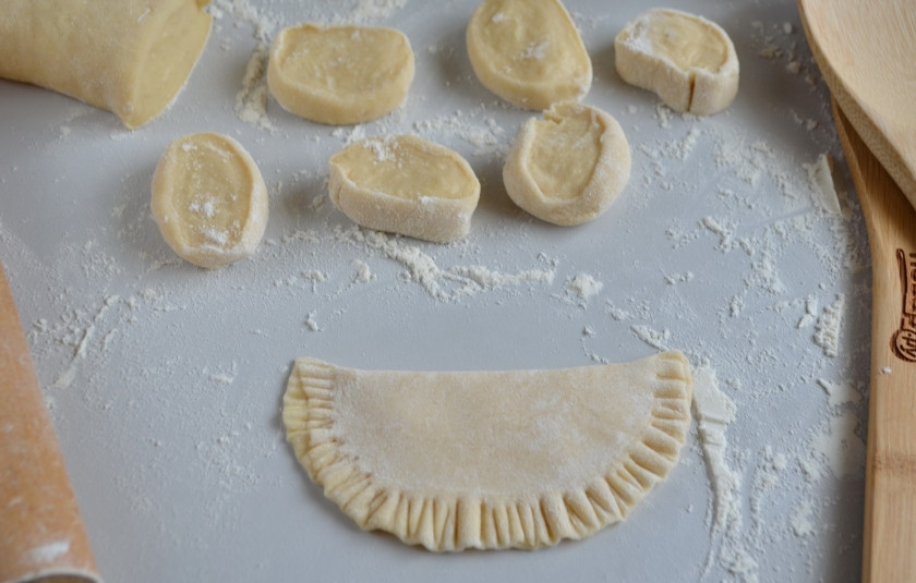 1. Этап. Косовик: И залепите край. Это можно сделать разными способами, я просто придавила вилочкой.