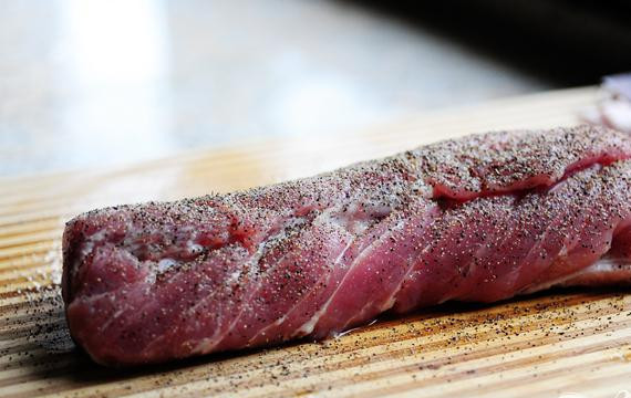 1. Этап. Свинина в клюквенном соусе: 1. Разогреть духовку до 220 градусов. Приправить свиную вырезку солью и перцем. Нагреть 2 столовые ложки оливкового масла и 2 столовые ложки сливочного масла в сковороде на сильном огне. Обжарить вырезку со всех сторон, используя щипцы. Снять сковороду с огня и поставить в духовку на 10-15 минут. Выложить свинину на разделочную доску и дать остыть.