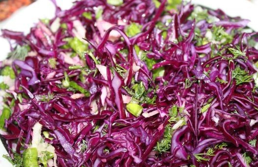 1. Этап. Салат к шашлыку из капусты: Выкладываем все подготовленные ингредиенты в салатник и перемешиваем.