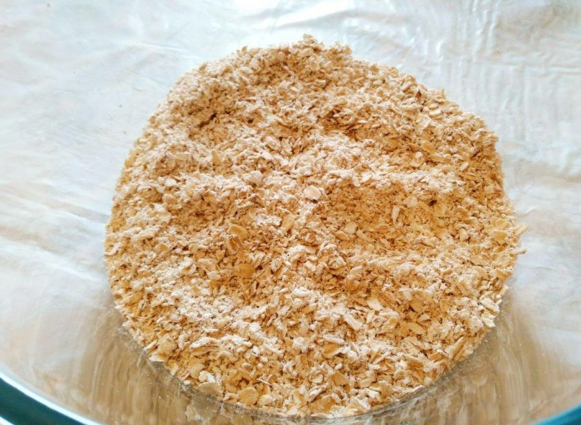 1. Этап. Геркулесовые пирожные: Геркулес измельчите с помощью блендера так, чтобы были видны частицы хлопьев. Превращать их в муку не следует.