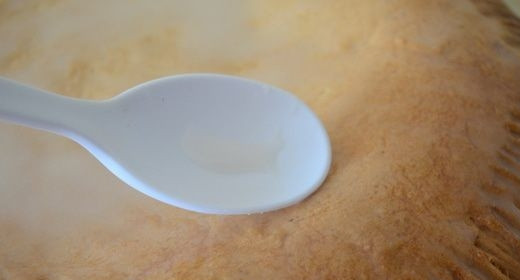 1. Этап. Тульские пряники: Пока пряник запекается, приготовьте глазурь. Для этого в пиалку поместите сахарную пудру, влейте немного кипятка и перемешайте. Смажьте глазурью остывший пряник.